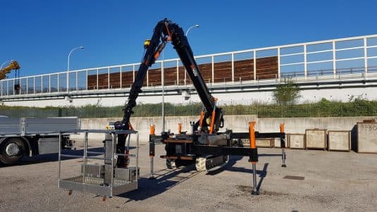 BG Lift M400 Raupenkran beim Heben und Versetzen schwerer Lasten
