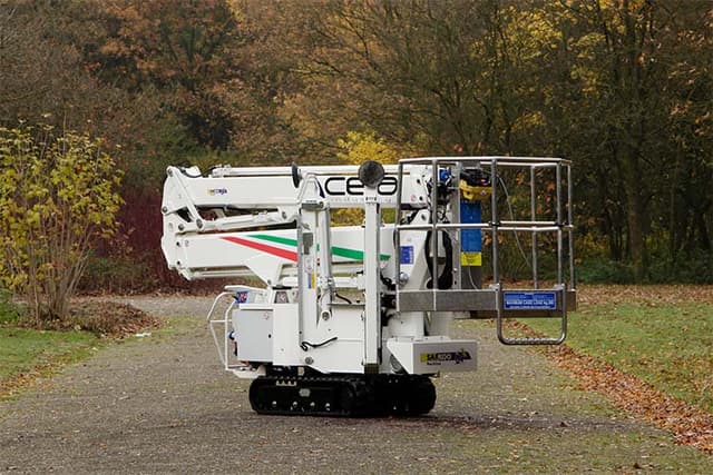 Cela Crawler 15 hoogwerker met 15 meter werkhoogte en 200 kg werkbakcapaciteit